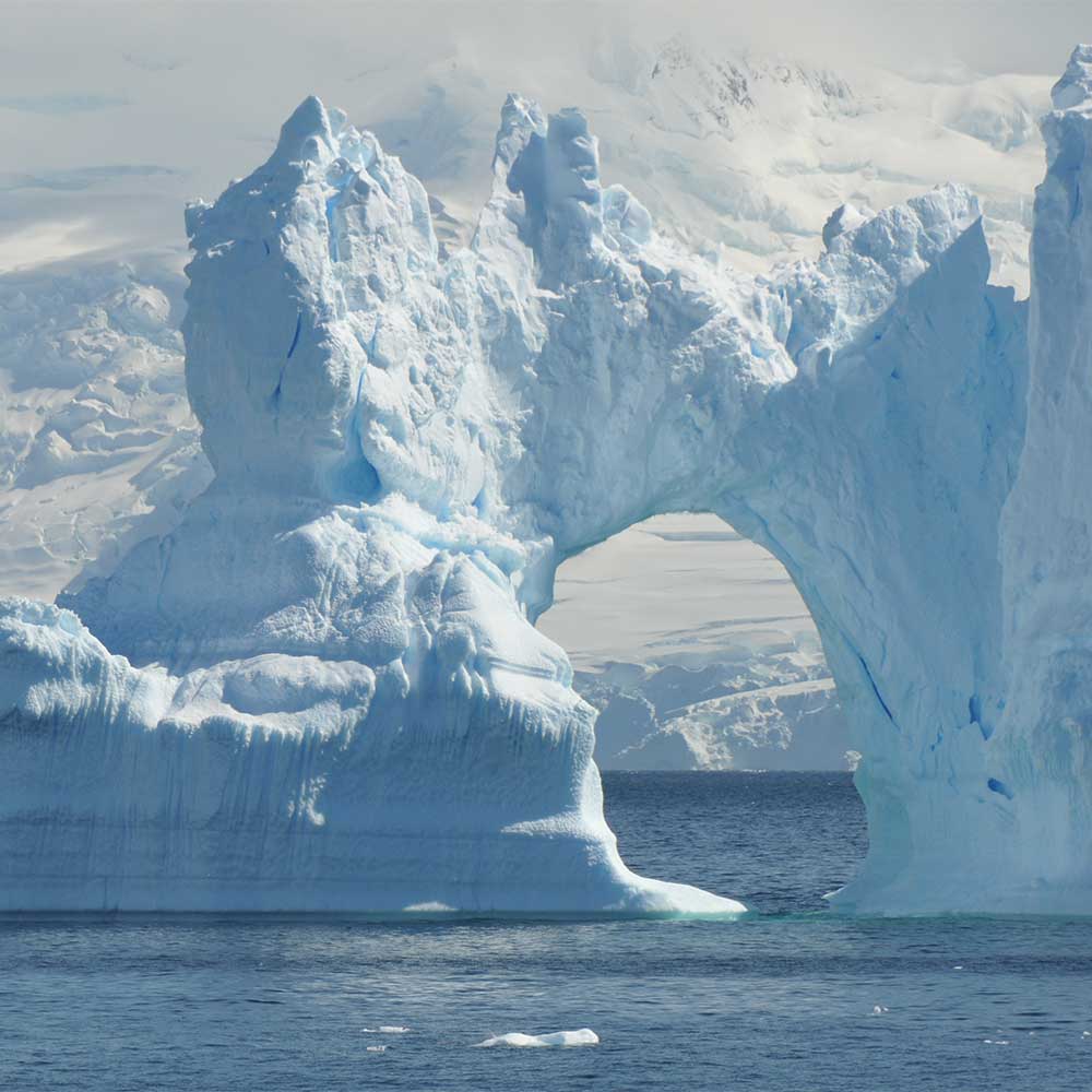 Bogen aus Eis in der Antarktis