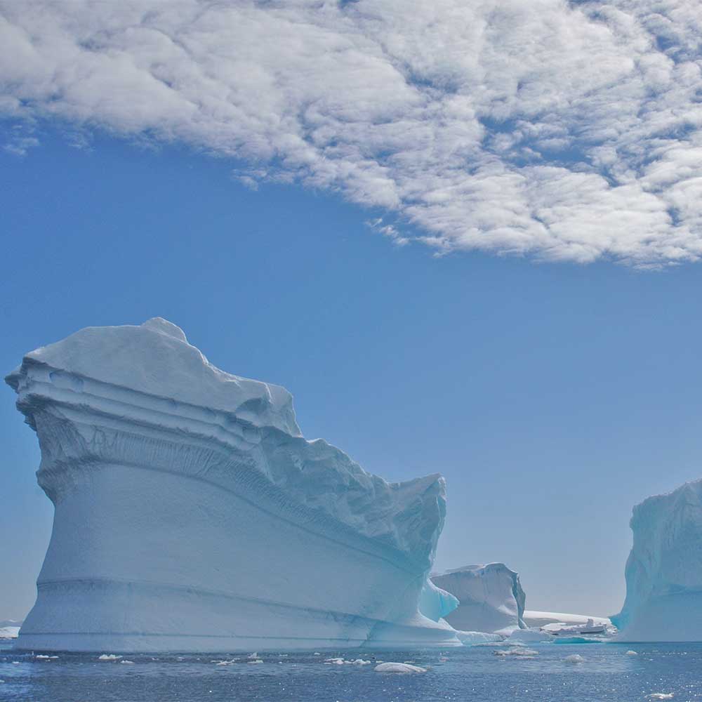 Eisberg-Silhouette in der Antarktis