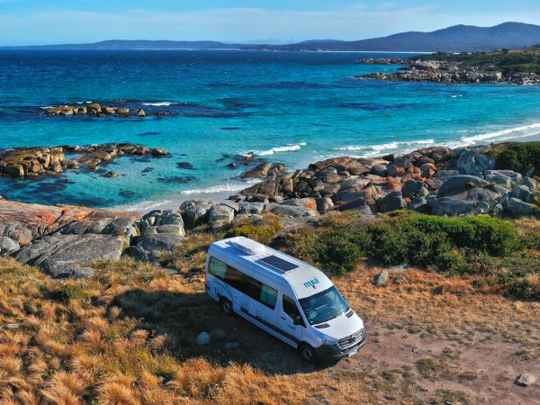 Südaustralien - Tasmanien - Couple Exploring Tasmania in a Campervan